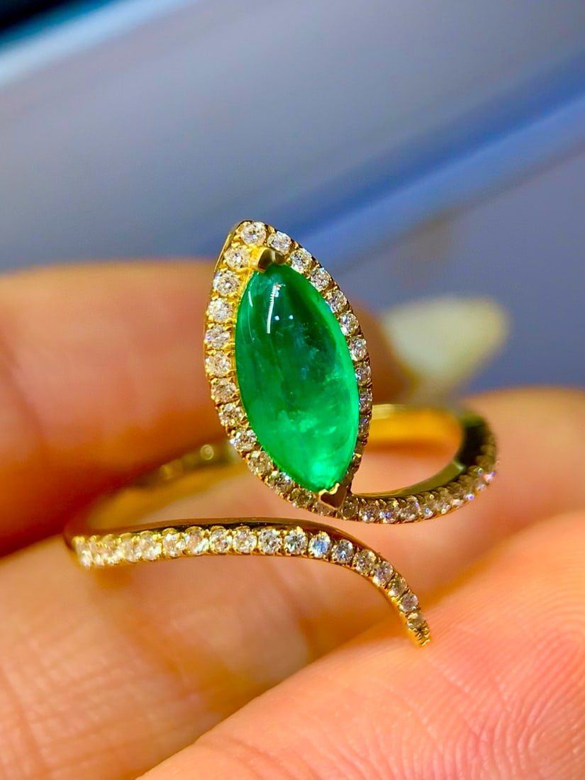 14k Gold 0.91 Ctw Vivid Green Natural Emerald & Diamond Ring - 2