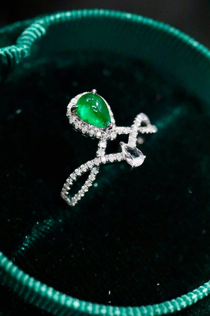 14k Gold 0.81 Ctw Vivid Green Natural Emerald & Diamond Ring - 2