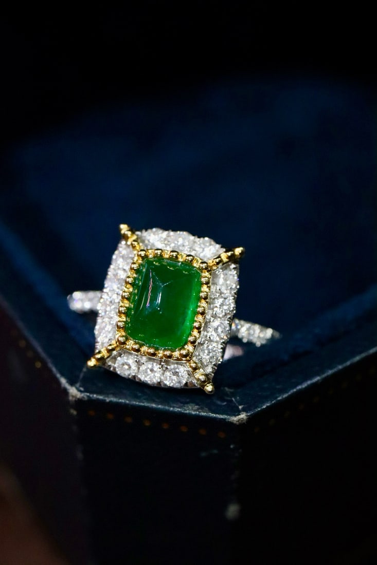 14k Gold 1.14 Ctw Vivid Green Natural Emerald & Diamond Ring: Ref:231082334 // gold content:14k gold // ring size:7. 25us // // main gemstone:emerald // shape:sugar-loaf // carat weight:0. 76ct // color:vivid green // treatment:natural // // adjacent gemstone 2 