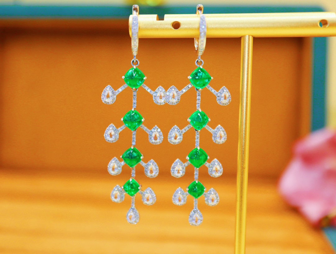 14k Gold 5.55 Ctw Vivid Green Natural Emerald & Diamond Earrings: Ref:231082351 // gold content:14k gold // main gemstone:emerald // shape:sugar-loaf // carat weight:4. 68ct // color:vivid green // treatment:natural // // adjacent gemstone 2 : diamond // number of