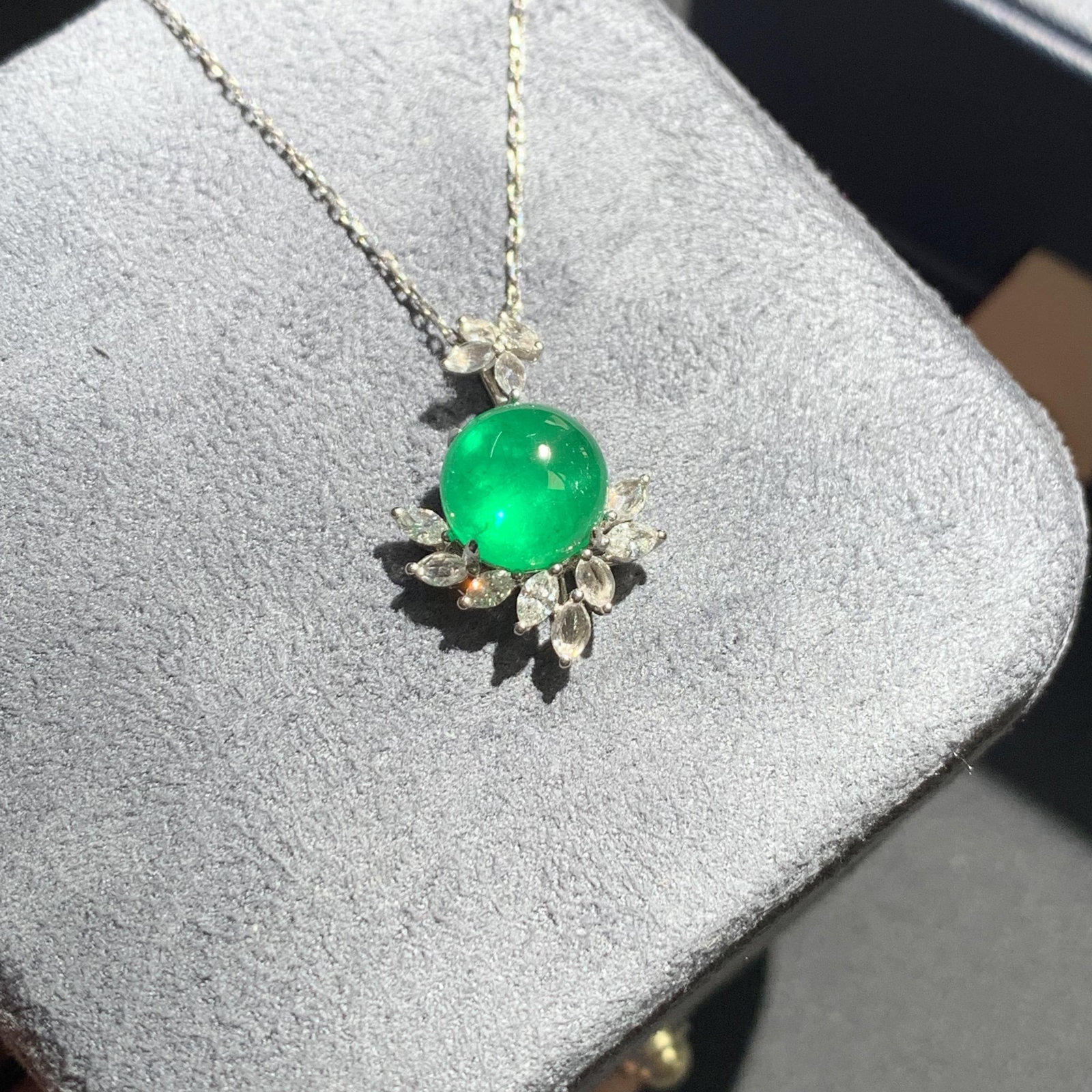 14k Gold 3.40 Ctw Natural Emerald & Diamond Necklace: Ref:231082356 // gold content:14k gold // main gemstone:emerald // shape:round // carat weight:2. 98ct // color:green // treatment:natural // cut grade:g // // adjacent gemstone 2 : diamond //