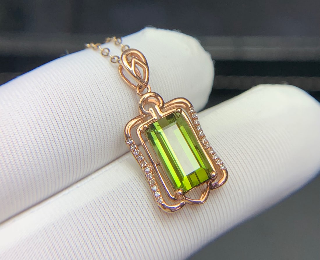 14k Gold 2.6 Ct Natural Tourmaline & Diamond Pendant( Without Chain ): Ref:231082360 // gold content:14k gold // main gemstone:tourmaline // shape:octagonal // carat weight:2. 6ct // color:yellowish green // treatment:natural // // adjacent gemstone 2 : diamond //
