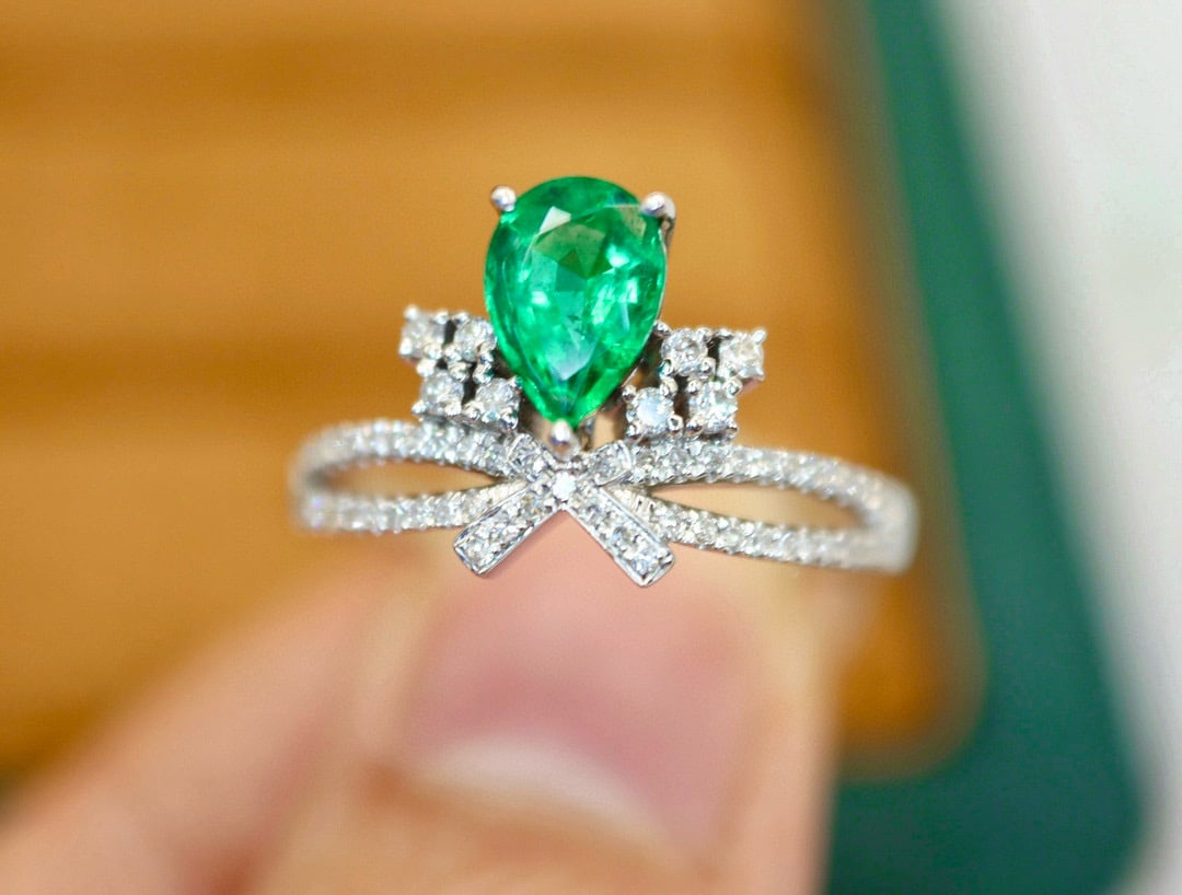 14k Gold 0.92 Ctw Vivid Green Natural Emerald & Diamond Ring: Ref:231082369 // gold content:14k gold // ring size:7. 25us // // main gemstone:emerald // shape:pear // carat weight:0. 68ct // color:vivid green // treatment:natural // // adjacent gemstone 2 :