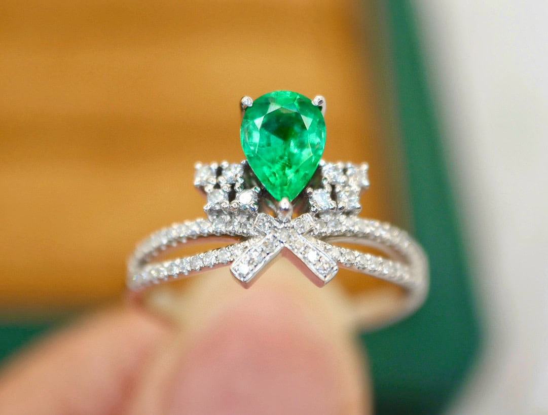 14k Gold 0.92 Ctw Vivid Green Natural Emerald & Diamond Ring - 2
