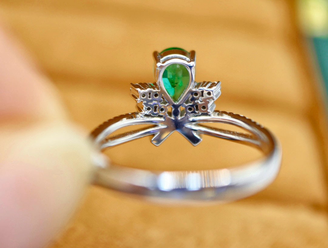 14k Gold 0.92 Ctw Vivid Green Natural Emerald & Diamond Ring - 3