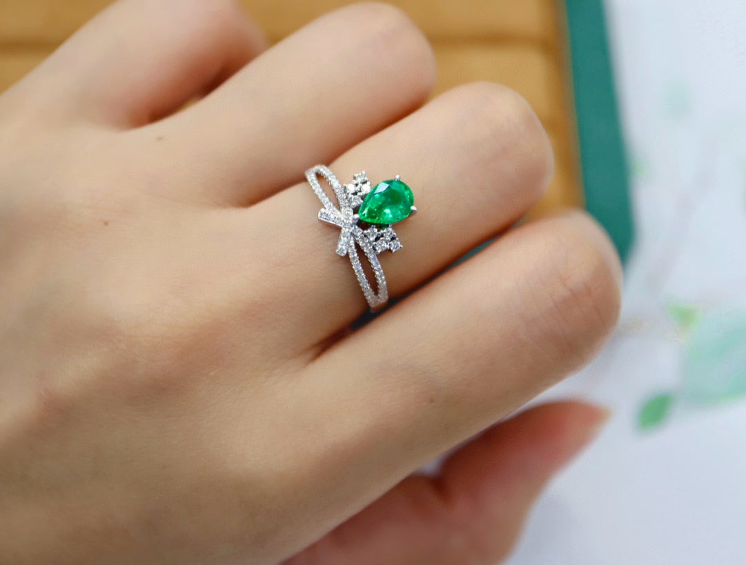 14k Gold 0.92 Ctw Vivid Green Natural Emerald & Diamond Ring - 4