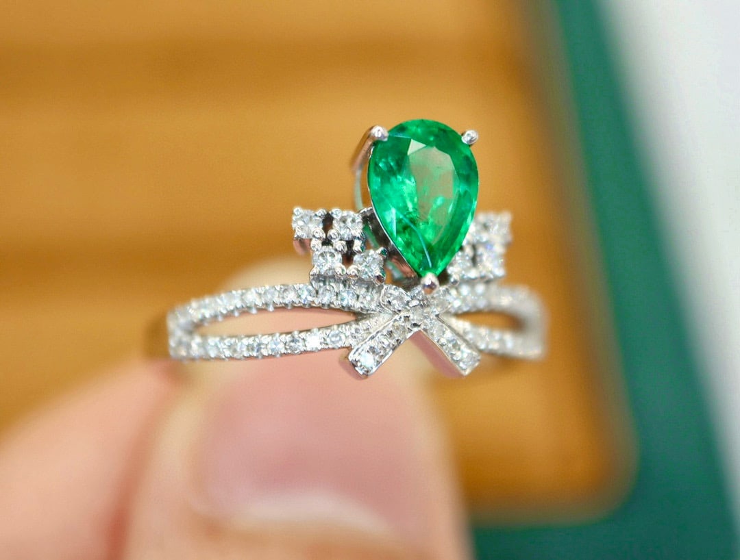 14k Gold 0.92 Ctw Vivid Green Natural Emerald & Diamond Ring - 6