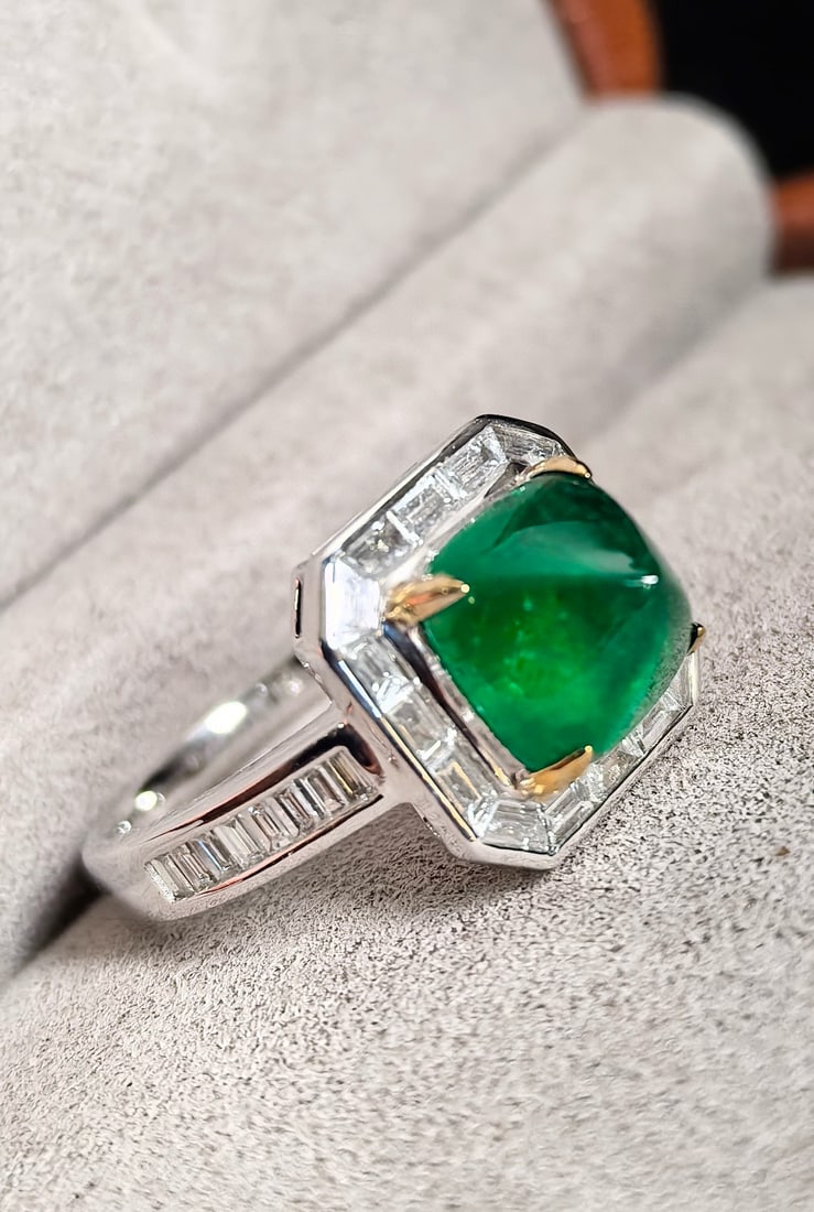 14k Gold 4.58 Ctw Vivid Green Natural Emerald & Diamond Ring: Ref:231082373 // gold content:14k gold // ring size:7. 25us // // main gemstone:emerald // shape:sugar-loaf // carat weight:3. 80ct // color:vivid green // treatment:natural // // adjacent gemstone 2