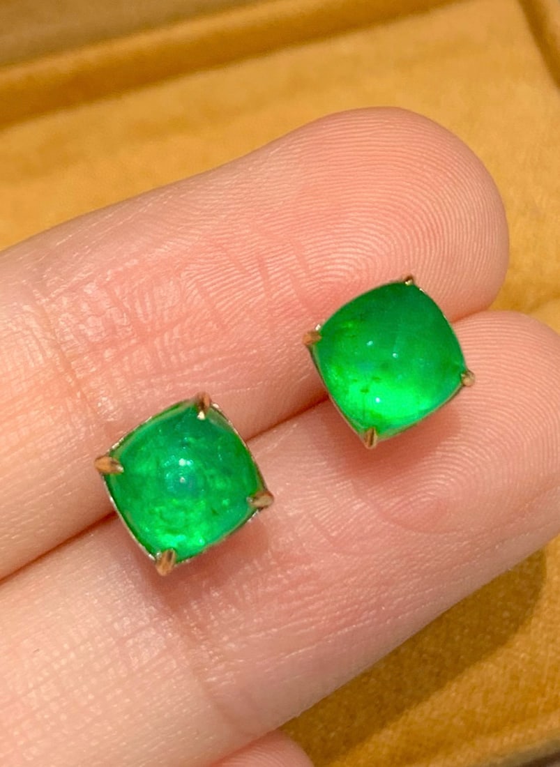14k Gold 3 Ct Vivid Green Natural Emerald Earrings: Ref:231082382 // gold content:14k gold // main gemstone:emerald // shape:sugar-loaf // carat weight:3ct // color:vivid green // treatment:natural // Condition: New Low Estimate: 2400.00 High