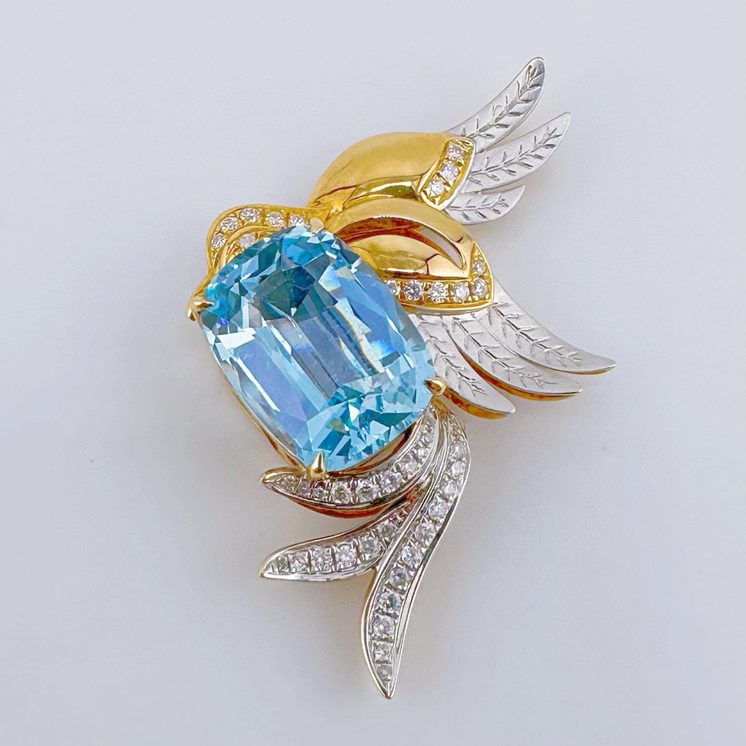 14k Gold 5.75 Ctw Natural Aquamarine & Diamond Pendant( Without Chain ): Ref:231082392 // gold content:14k gold // main gemstone:aquamarine // shape:cushion // carat weight:5. 49ct // color:santa maria color // treatment:natural // // adjacent gemstone 2 : diamond //