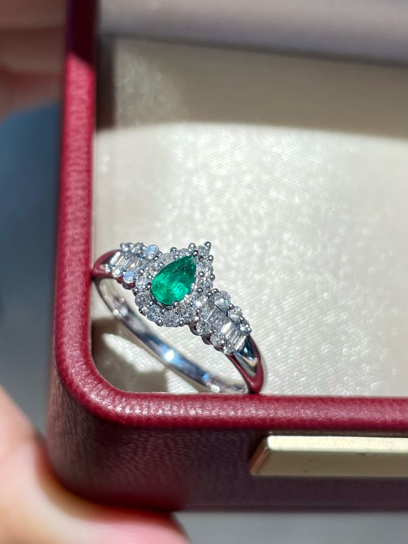14k Gold 0.25 Ct Vivid Green Natural Emerald & Diamond Ring - 3