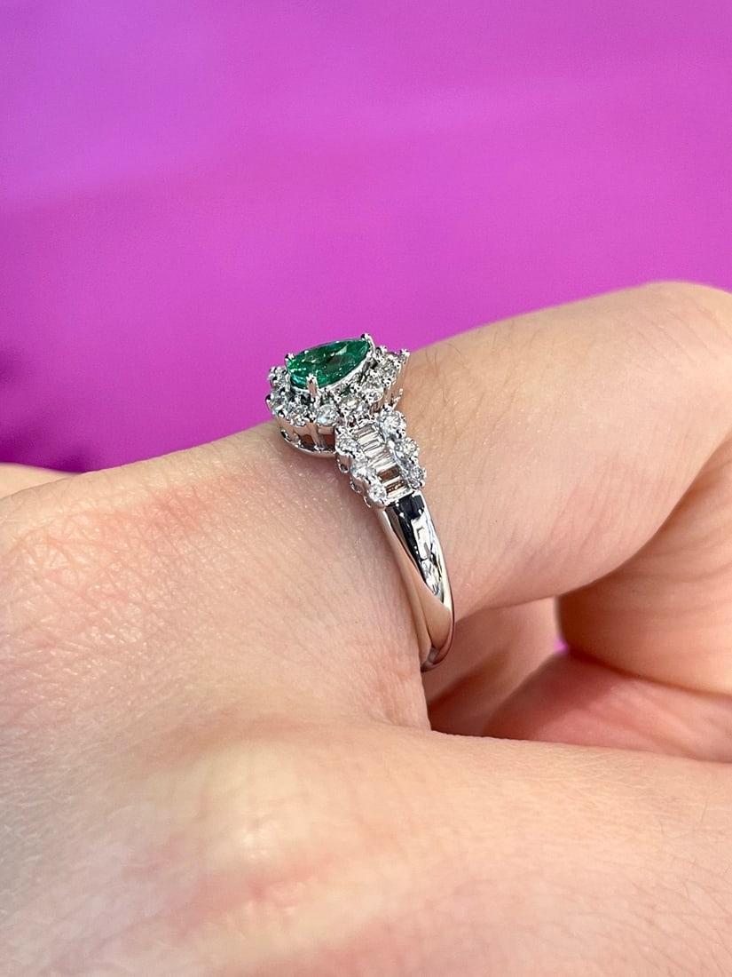 14k Gold 0.25 Ct Vivid Green Natural Emerald & Diamond Ring - 6