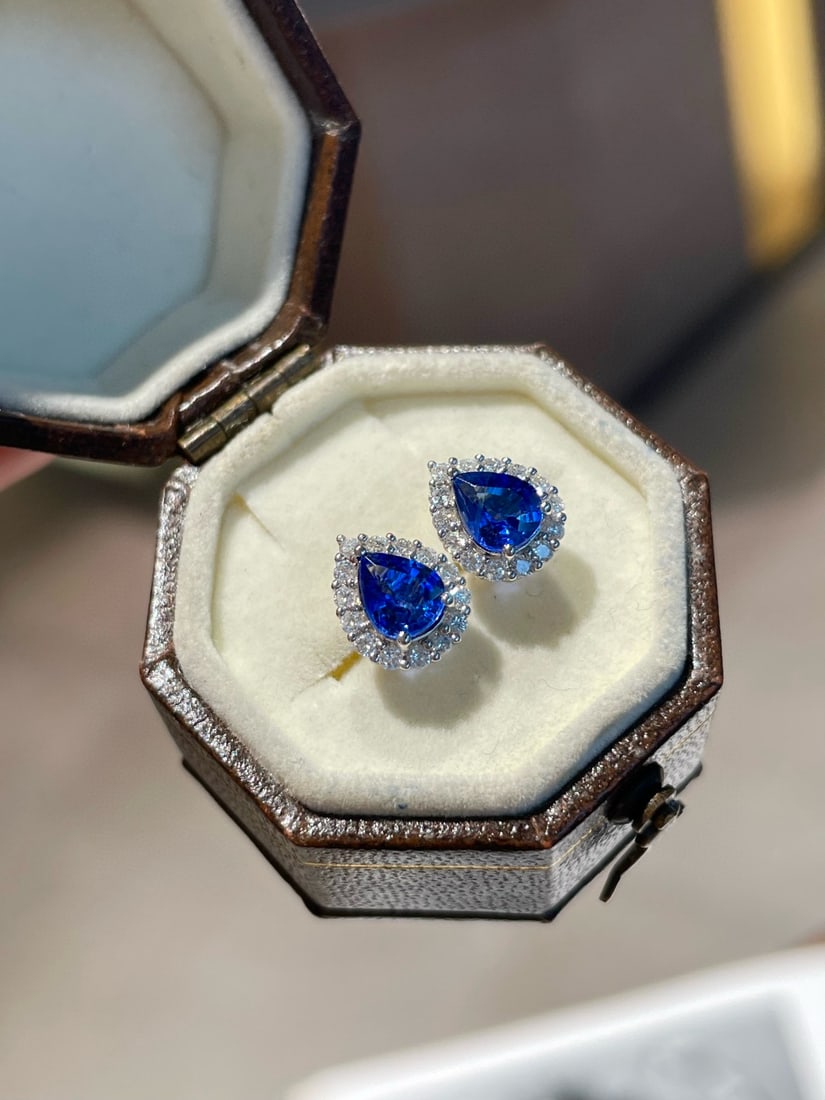 14k Gold 1.00 Ct Vivid Blue Natural Sapphire & Diamond Earrings: Ref:231082445 // gold content:14k gold // main gemstone:sapphire // shape:pear // carat weight:1. 00ct // color:vivid blue // treatment:natural // // adjacent gemstone 2 : diamond // shape:round //