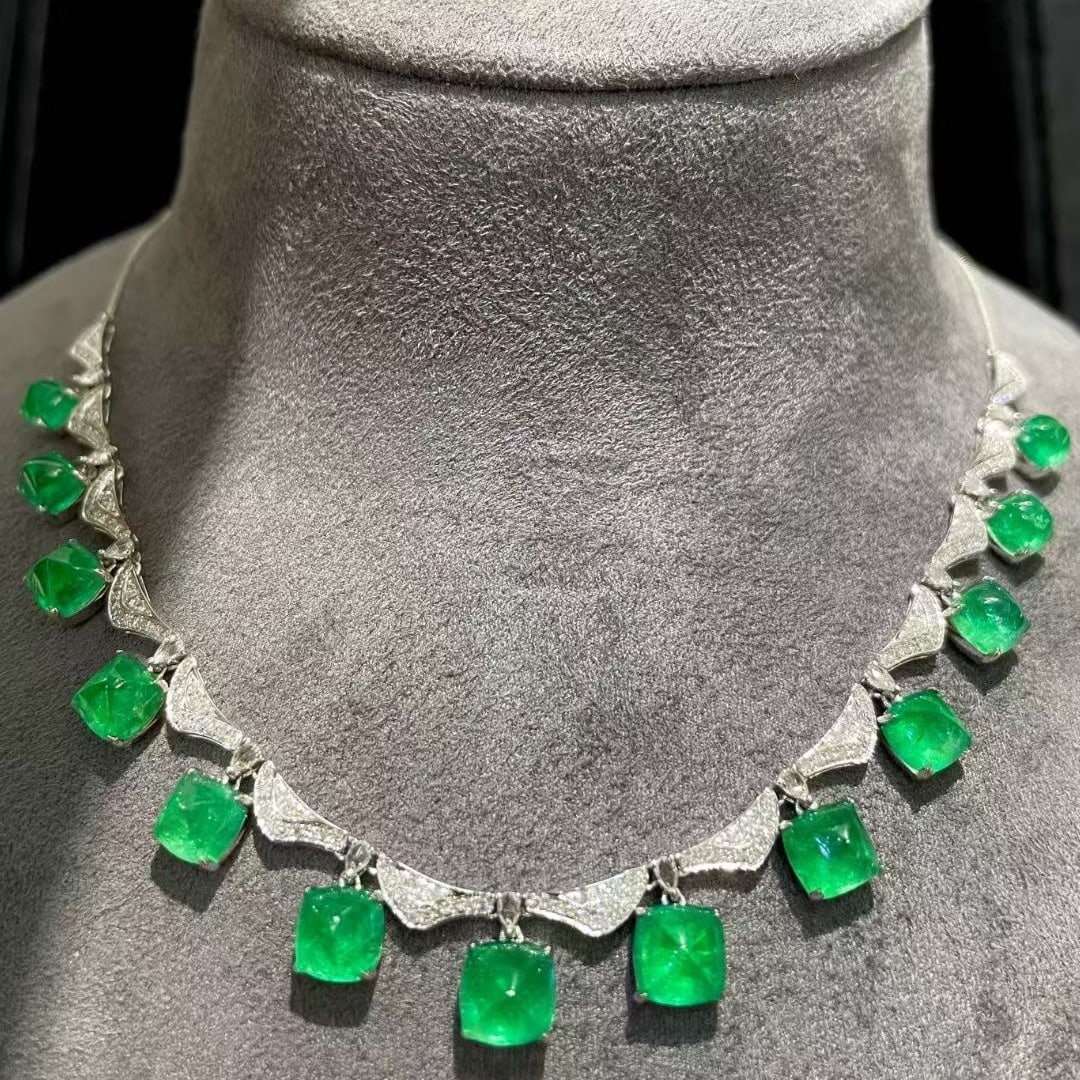 14k Gold 13 Ct Vivid Green Natural Emerald & Diamond Necklace: Ref:231081008 // gold content:14k gold // main gemstone:emerald // shape:sugar-loaf // carat weight:13ct // color:vivid green // treatment:natural // // adjacent gemstone 2 : diamond // shape:round