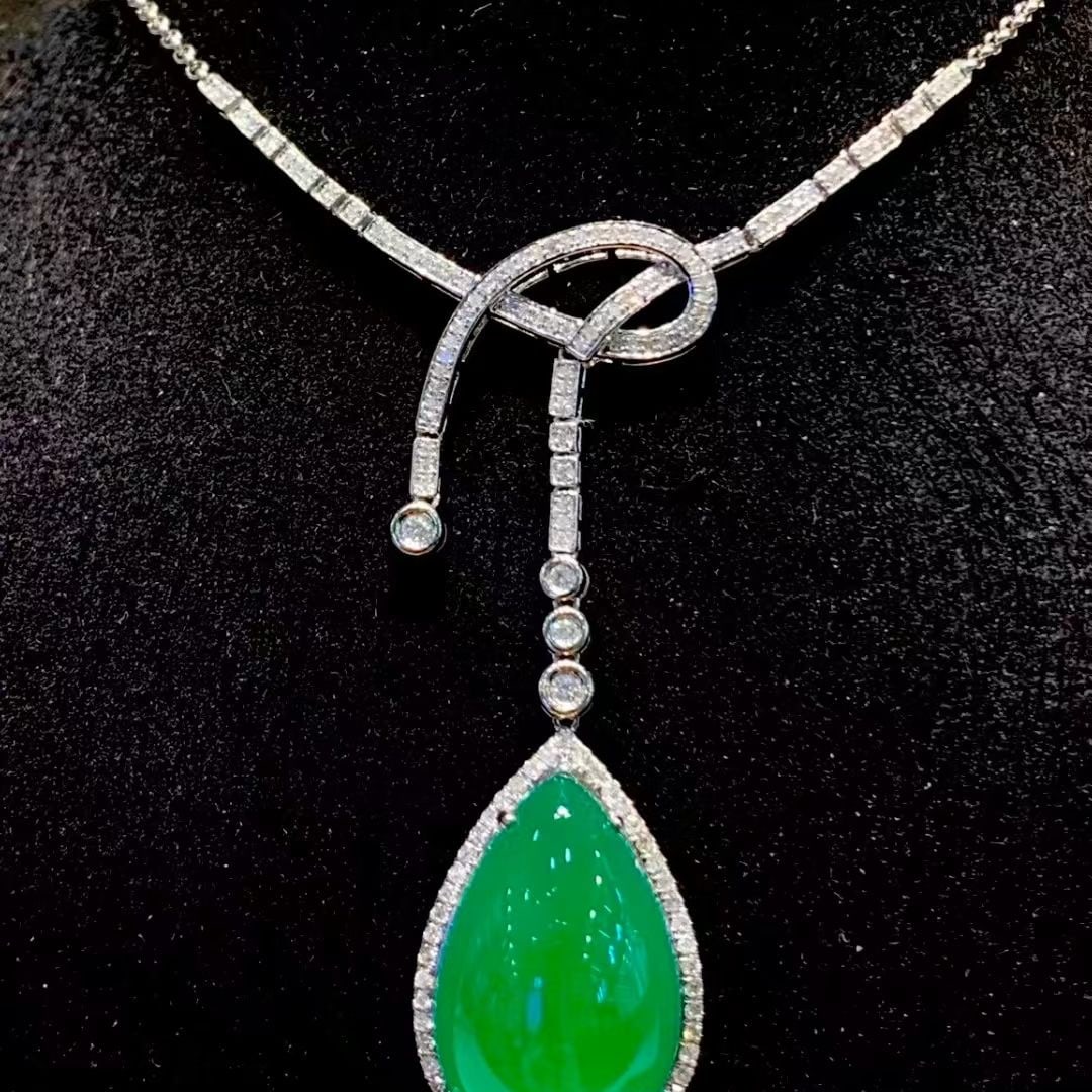 14k Gold 11.6 Ct Vivid Green Natural Emerald & Diamond Necklace: Ref:231081060 // gold content:14k gold // main gemstone:emerald // shape:pear // carat weight:11. 6ct // color:vivid green // treatment:natural // // adjacent gemstone 2 : diamond // shape:round // cl