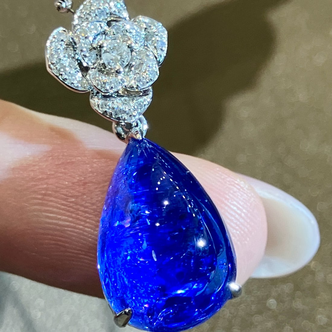 14k Gold 11.61 Ctw Natural Tanzanite & Diamond Pendant( Without Chain ): Ref:231081136 // gold content:14k gold // main gemstone:tanzanite // shape:pear // carat weight:11. 45ct // color:blue // treatment:natural // // adjacent gemstone 2 : diamond // shape:round // carat