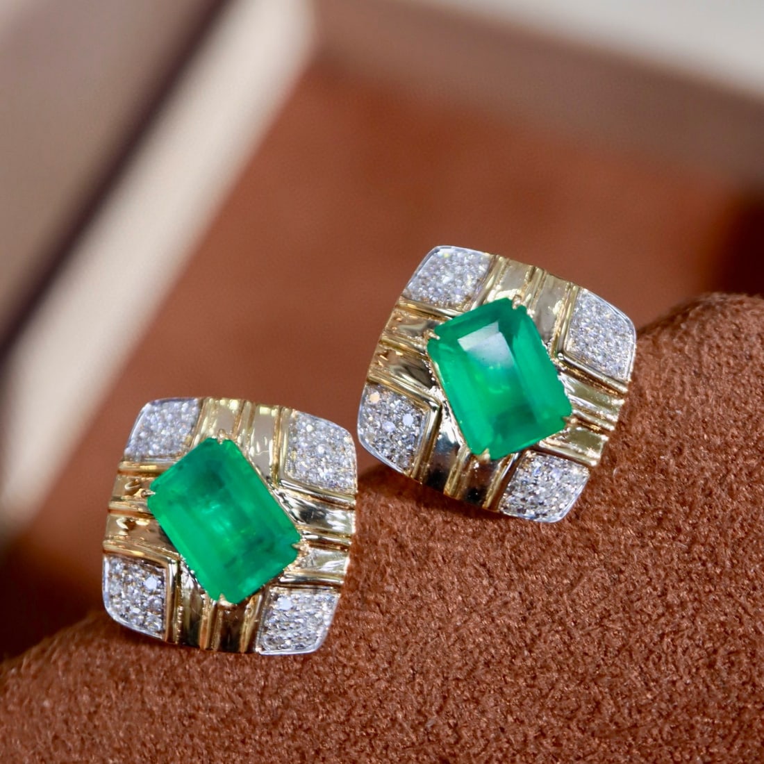 14k Gold 2.08 Ctw Natural Emerald & Diamond Earrings: Ref:231081148 // gold content:14k gold // main gemstone:emerald // shape:octagonal // carat weight:1. 9ct // color:green // treatment:natural // // adjacent gemstone 2 : diamond // shape:round //