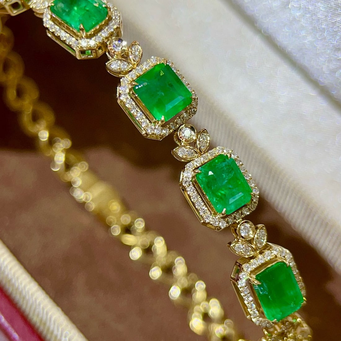 14k Gold 7.34 Ctw Vivid Green Natural Emerald & Diamond Bracelet: Ref:231081192 // gold content:14k gold // main gemstone:emerald // shape:octagonal // carat weight:6. 65ct // color:vivid green // treatment:natural // // adjacent gemstone 2 : diamond // shape:round 