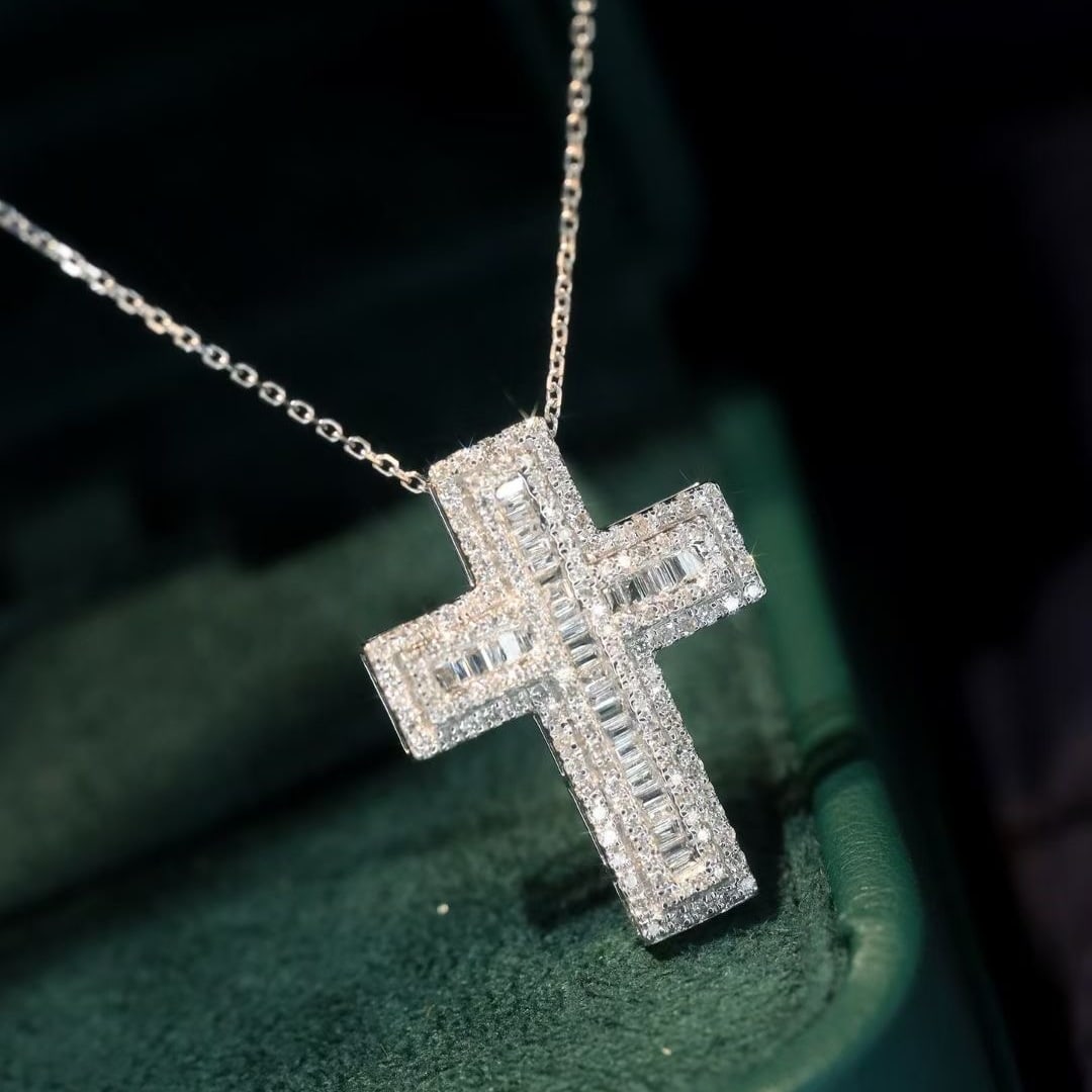 14k Gold 0.8 Ct Natural H Diamond Pendant( Without Chain ): Ref:231081203 // gold content:14k gold // main gemstone:diamond // shape:multiple // carat weight:0. 8ct // clarity grade:vs-si // color:h // treatment:natural // Condition: New Low Estimate: 3500.00