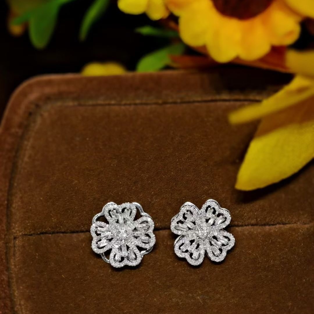 14k Gold 0.5 Ct Natural H Diamond Earrings: Ref:231081205 // gold content:14k gold // main gemstone:diamond // shape:multiple // carat weight:0. 5ct // clarity grade:vs-si // color:h // treatment:natural // Condition: New Low Estimate: 2600.00