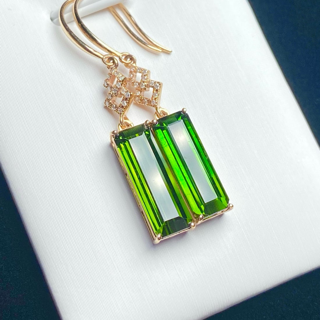 14k Gold 6.05 Ct Natural Tourmaline & Diamond Earrings: Ref:231081220 // gold content:14k gold // main gemstone:tourmaline // shape:octagonal // carat weight:6. 05ct // color:green // treatment:natural // // adjacent gemstone 2 : diamond // number of