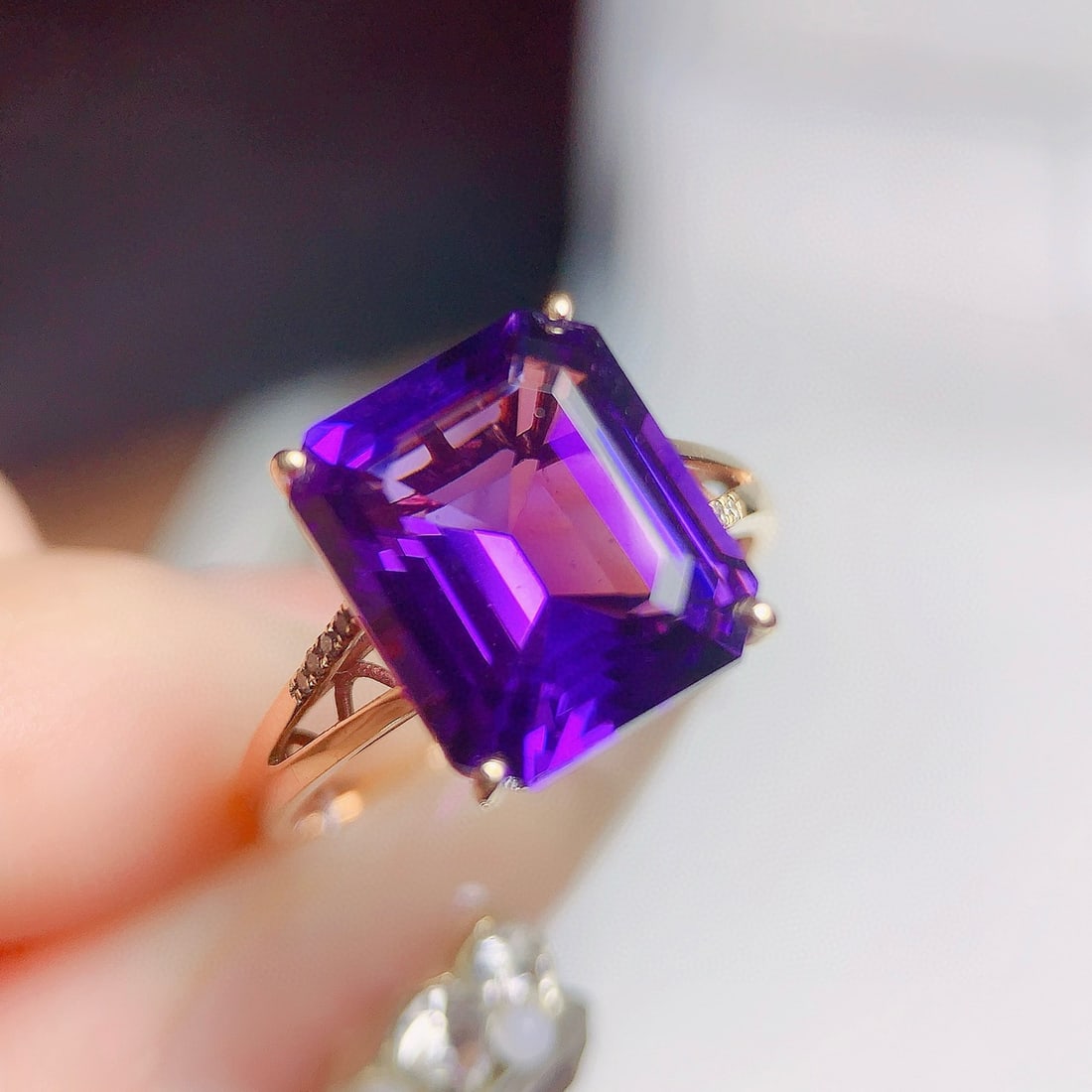 14k Gold 5.82 Ctw Natural Amethyst & Diamond Ring: Ref:231081222 // gold content:14k gold // ring size:7. 25us // // main gemstone:amethyst // shape:octagonal // carat weight:5. 8ct // color:purple // treatment:natural // // adjacent gemstone 2 :