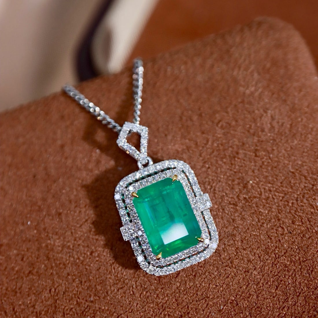 14k Gold 2.69 Ctw Natural Emerald & Diamond Pendant( Without Chain ): Ref:231081227 // gold content:14k gold // main gemstone:emerald // shape:octagonal // carat weight:2. 43ct // color:green // treatment:natural // // adjacent gemstone 2 : diamond // shape:round //