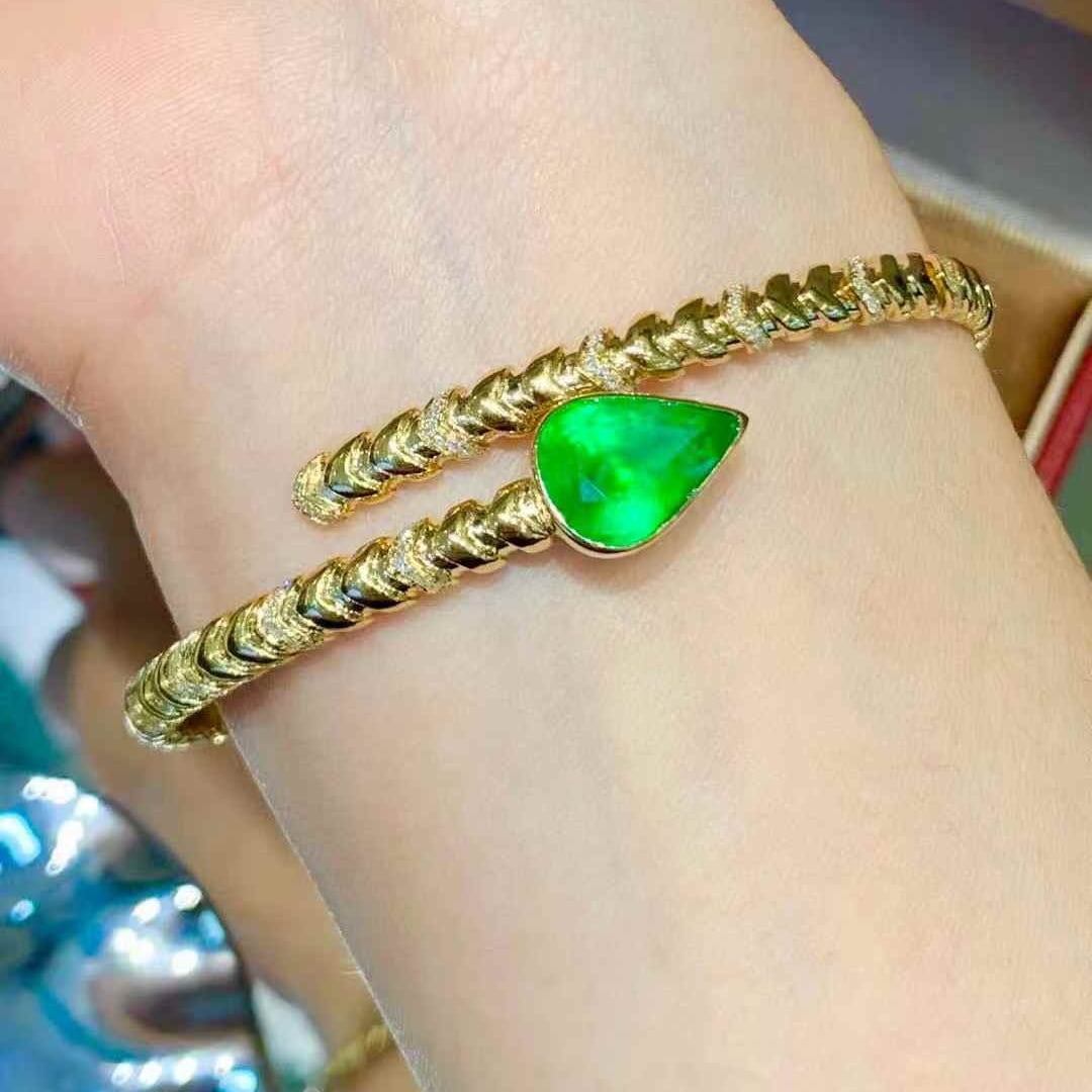 14k Gold 3.2 Ct Vivid Green Natural Emerald & Diamond Bangle - 5