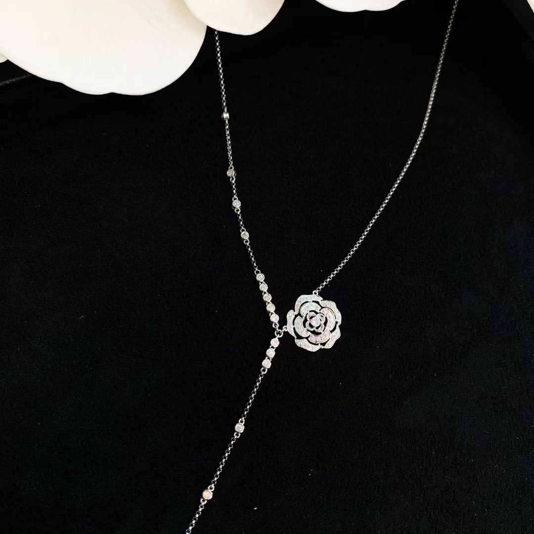 14k Gold 0.65 Ct Natural H Diamond & Flowers Necklace: Ref:231081243 // gold content:14k gold // main gemstone:diamond // shape:round // carat weight:0. 65ct // clarity grade:vs-si // color:h // treatment:natural // cut grade:g // High Estimate: 5300 Low