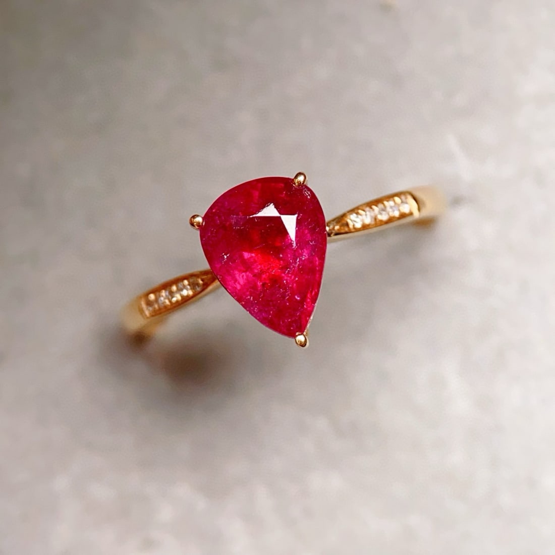 14k Gold 1.73 Ctw Natural Tourmaline & Diamond Ring: Ref:231081256 // gold content:14k gold // ring size:7. 25us // // main gemstone:tourmaline // shape:pear // carat weight:1. 7ct // color:red // treatment:natural // // adjacent gemstone 2 : diamond //
