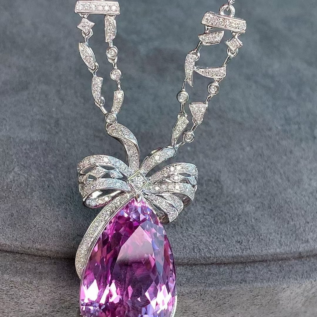 14k Gold 27.19 Ctw Natural Kunzite & Diamond Necklace: Ref:231082038 // gold content:14k gold // main gemstone:kunzite // shape:pear // carat weight:26. 70ct // color:purple // treatment:natural // // adjacent gemstone 2 : diamond // shape:round // carat
