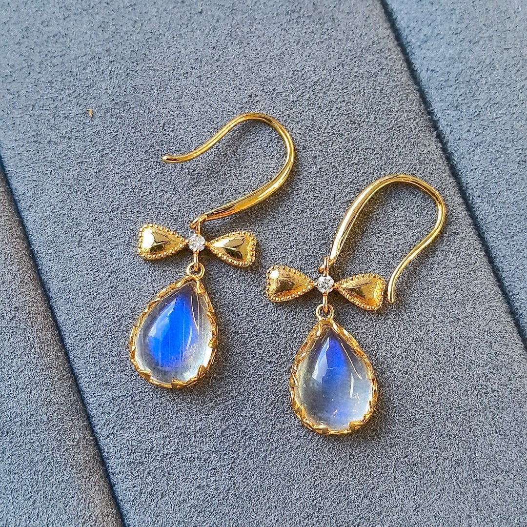14k Gold 3.90 Ct Natural Moonstone & Diamond Earrings: Ref:231082039 // gold content:14k gold // main gemstone:moonstone // shape:pear // carat weight:3. 90ct // color:white // treatment:natural // // adjacent gemstone 2 : diamond // shape:round //