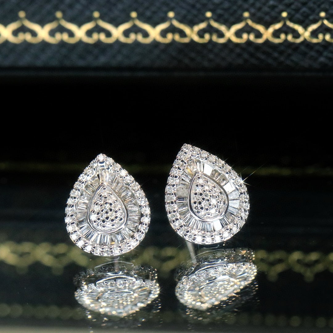 14k Gold 0.5 Ct Natural H Diamond Earrings: Ref:231082071 // gold content:14k gold // main gemstone:diamond // shape:multiple // carat weight:0. 5ct // clarity grade:vs-si // color:h // treatment:natural // Condition: New High Estimate: 2800