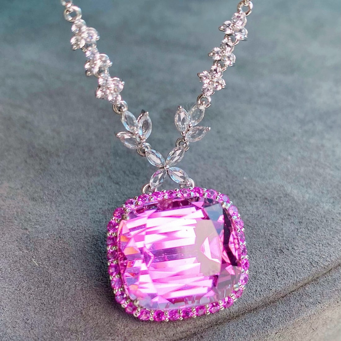 14k Gold 34.84 Ctw Natural Kunzite & Sapphire Necklace: Ref:231082085 // gold content:14k gold // main gemstone:kunzite // shape:cushion // carat weight:32. 25ct // color:purple // treatment:natural // // adjacent gemstone 2 : sapphire // shape:multiple