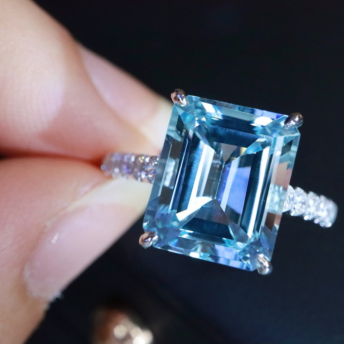 14k Gold 4.43 Ctw Natural Aquamarine & Diamond Ring: Ref:231082115 // gold content:14k gold // ring size:7. 25us // // main gemstone:aquamarine // shape:octagonal // carat weight:4. 20ct // color:santa maria color // treatment:natural // // adjacent