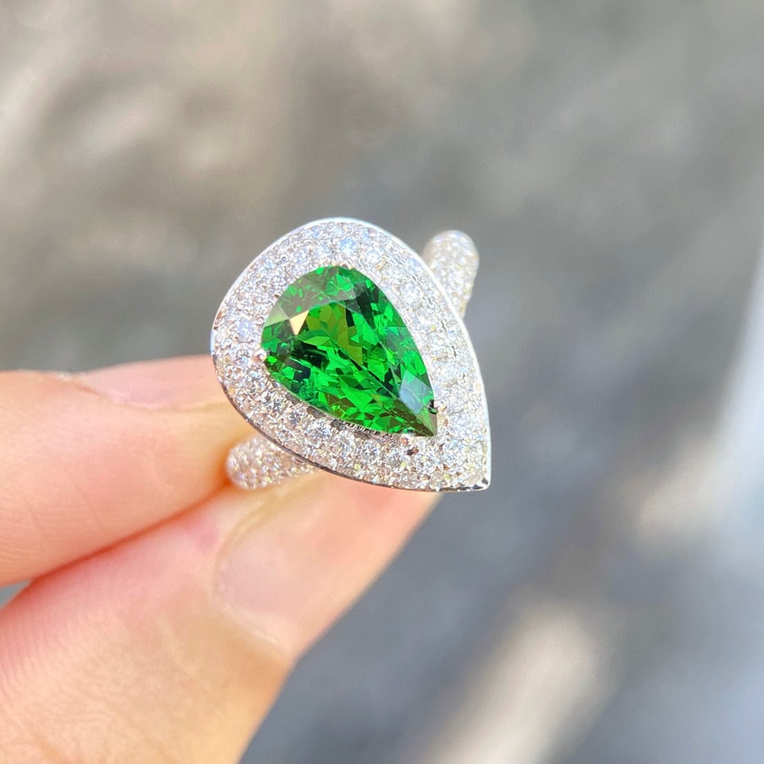 14k Gold 3.20 Ctw Vivid Green Natural Tsavorite & Diamond Ring - 2
