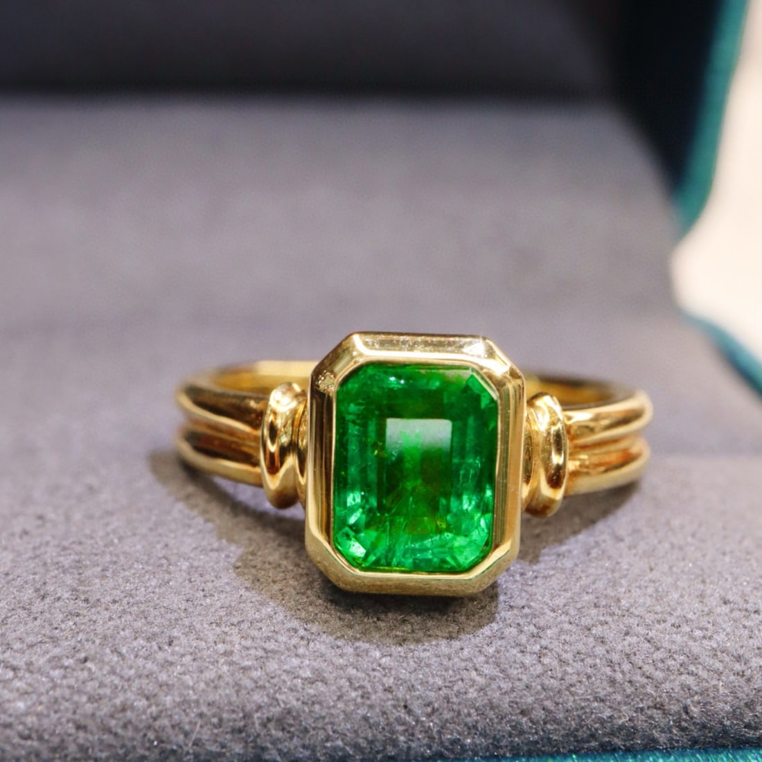 14k Gold 1.40 Ct Vivid Green Natural Emerald Ring - 2