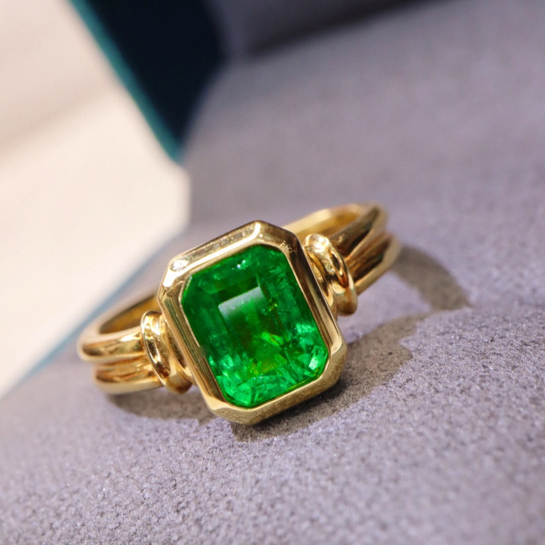 14k Gold 1.40 Ct Vivid Green Natural Emerald Ring - 3