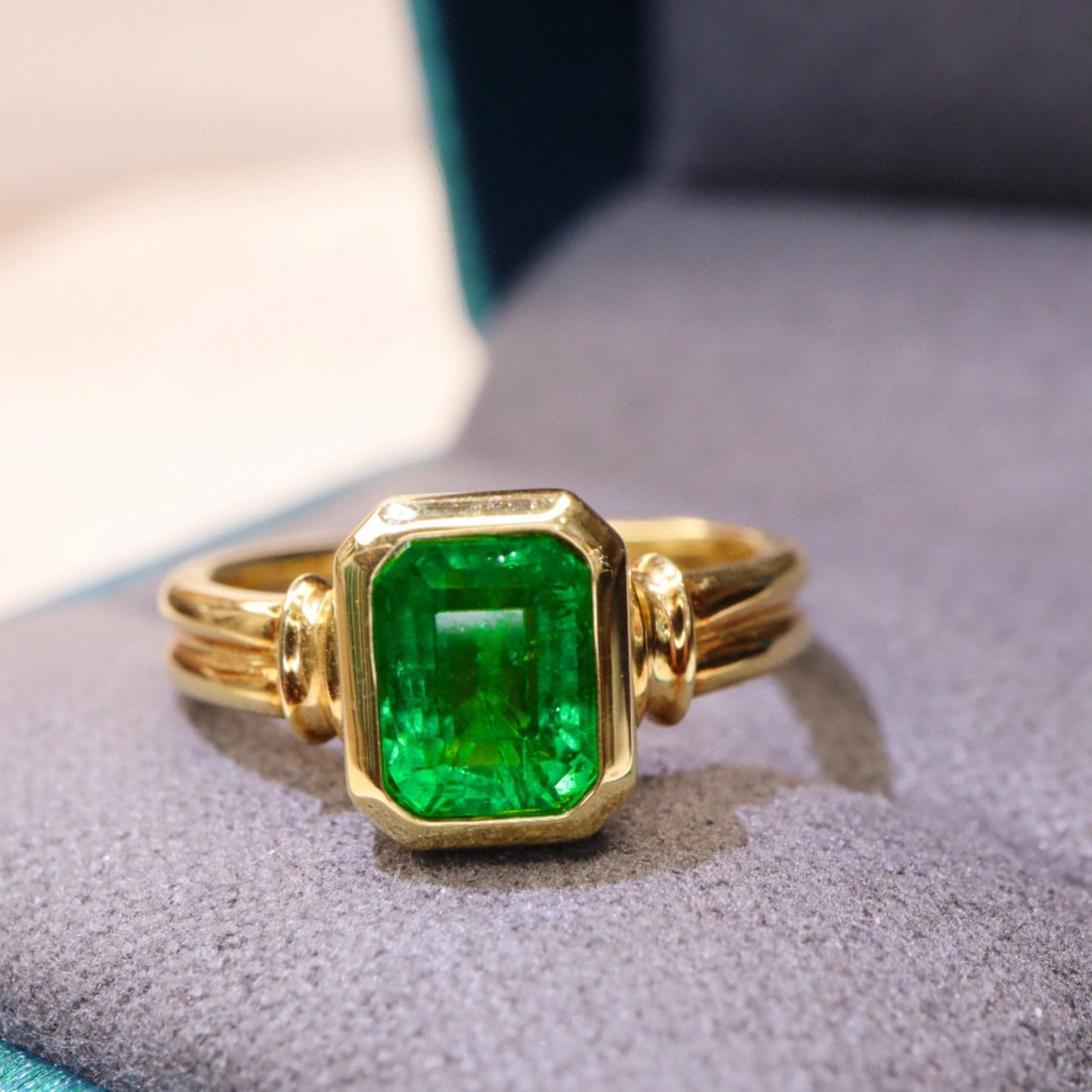 14k Gold 1.40 Ct Vivid Green Natural Emerald Ring - 5