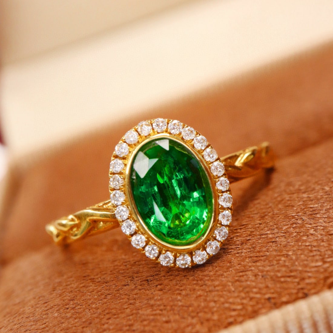 14k Gold 0.97 Ctw Vivid Green Natural Emerald & Diamond Ring - 4