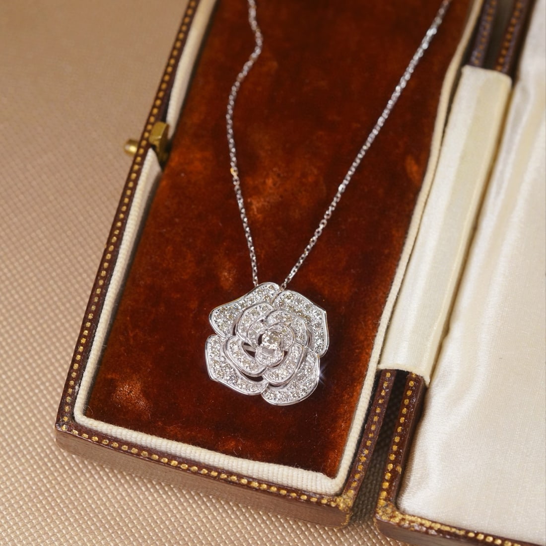 14k Gold 1.00 Ct Natural H Diamond & Flowers Necklace: Ref:231082141 // gold content:14k gold // main gemstone:diamond // shape:round // carat weight:1. 00ct // clarity grade:vs-si // color:h // treatment:natural // cut grade:g // High Estimate: 4300