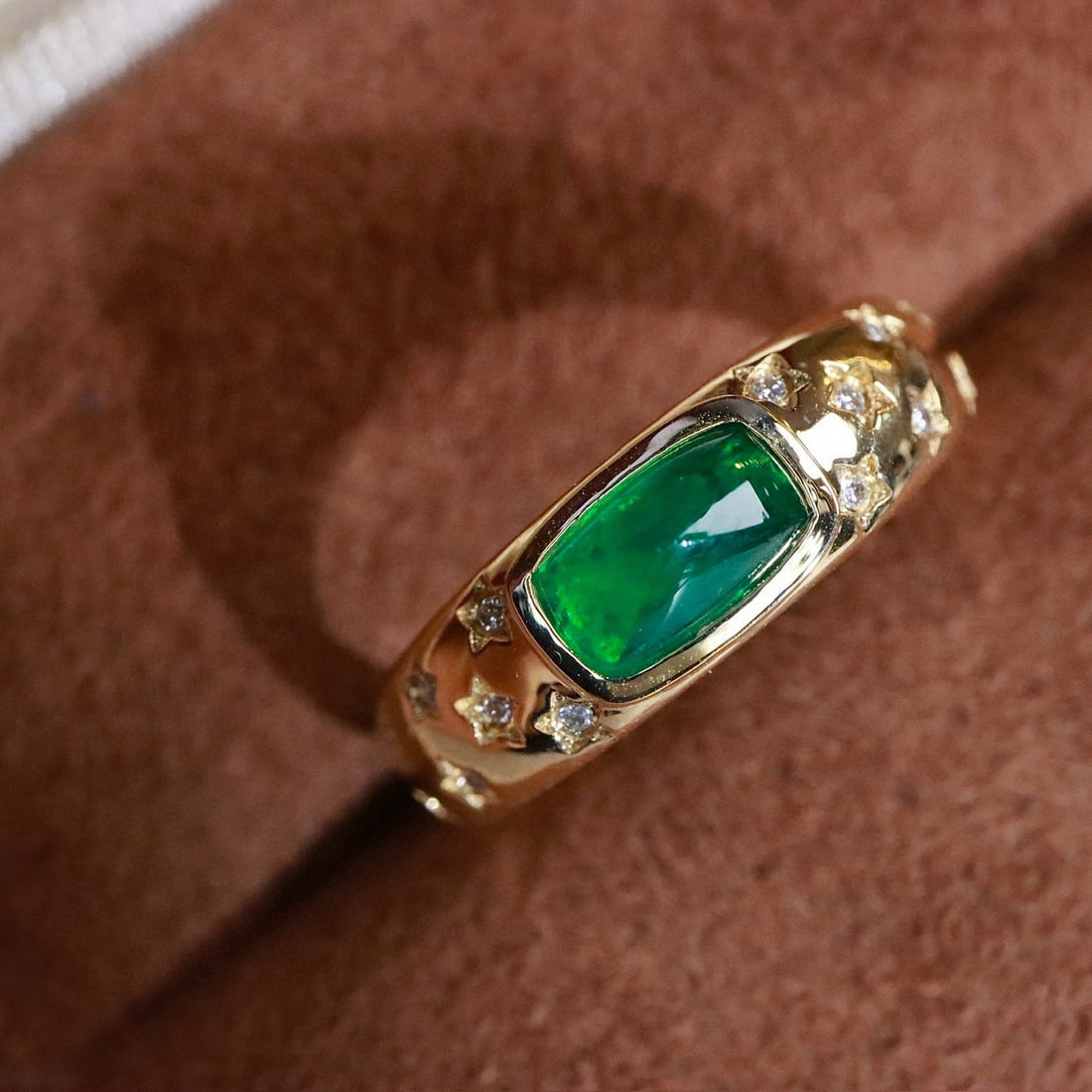 14k Gold 0.58 Ctw Vivid Green Natural Emerald & Diamond Ring: Ref:231082146 // gold content:14k gold // ring size:7. 25us // // main gemstone:emerald // shape:sugar-loaf // carat weight:0. 5ct // color:vivid green // treatment:natural // // adjacent gemstone 2