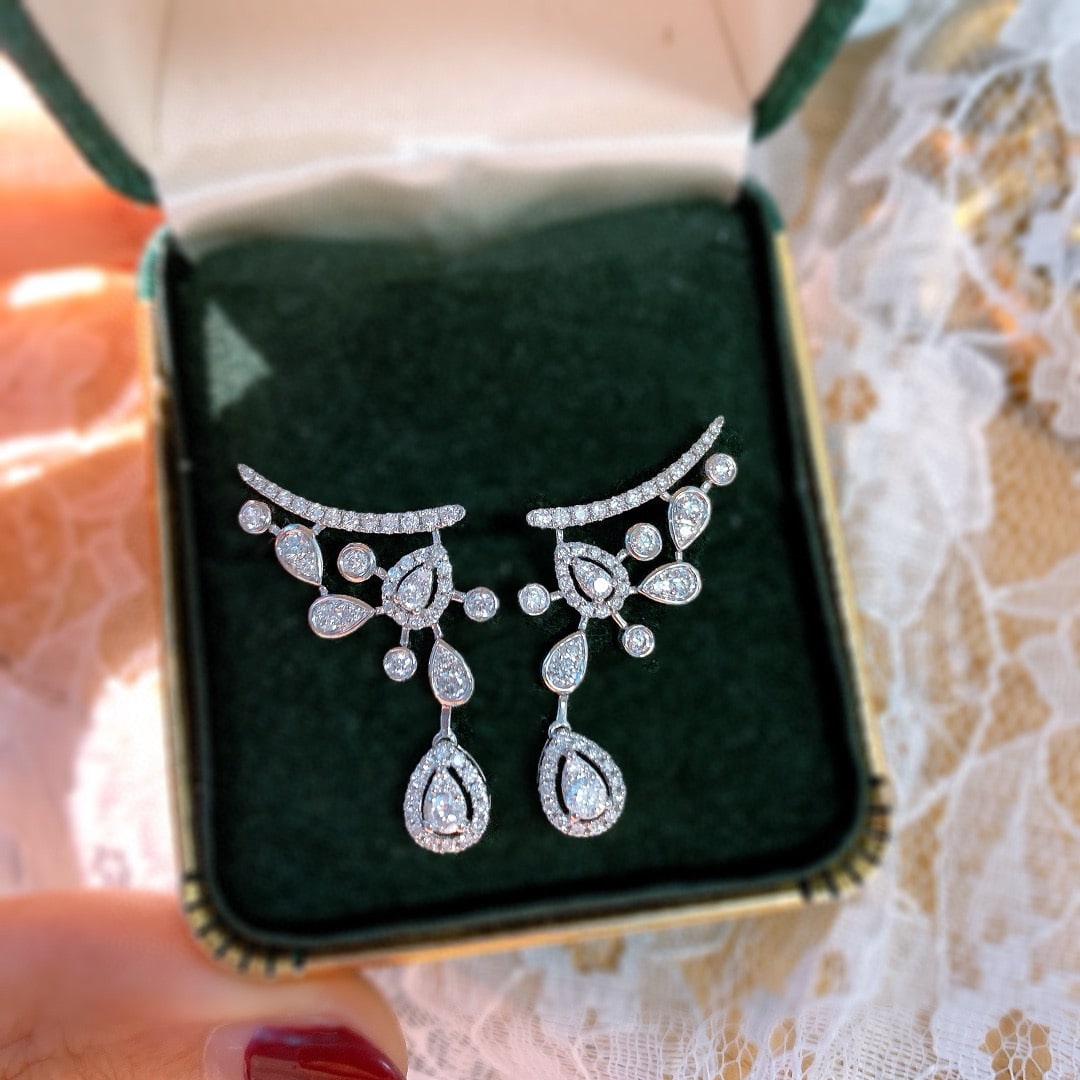 14k Gold 1 Ct Natural H Diamond Earrings: Ref:231082151 // gold content:14k gold // main gemstone:diamond // shape:round // carat weight:1ct // clarity grade:vs-si // color:h // treatment:natural // cut grade:g // Low Estimate: 4600 Condition
