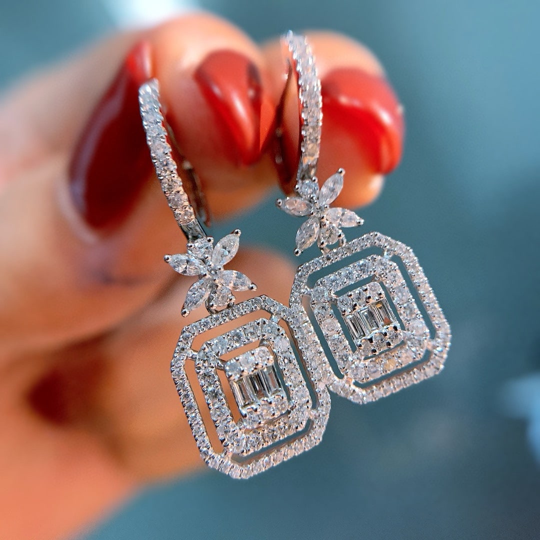 14k Gold 1 Ct Natural H Diamond Earrings: Ref:231082164 // gold content:14k gold // main gemstone:diamond // shape:multiple // carat weight:1ct // clarity grade:vs-si // color:h // treatment:natural // High Estimate: 6600 Low Estimate: 4400