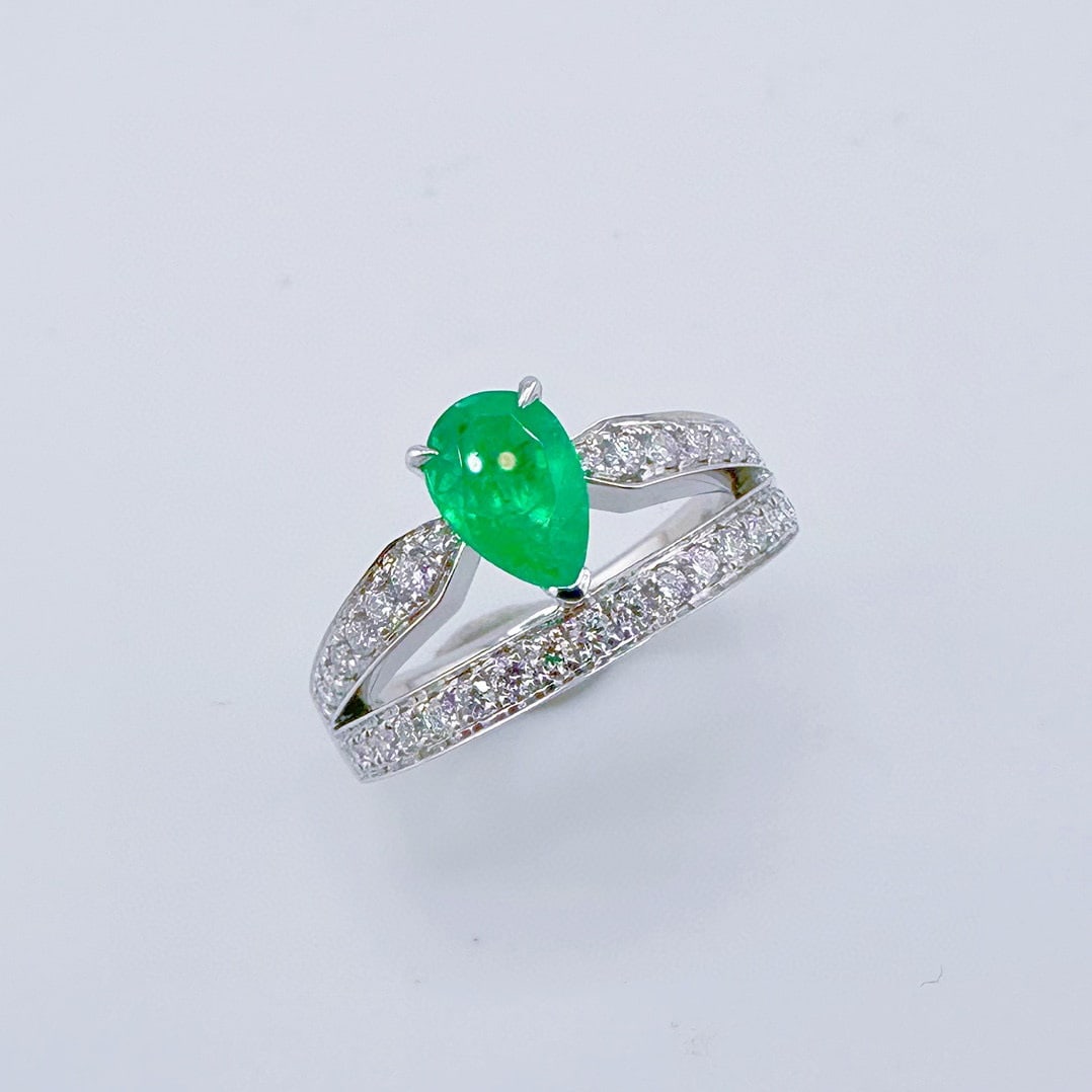 14k Gold 1.35 Ctw Vivid Green Natural Emerald & Diamond Ring: Ref:231082171 // gold content:14k gold // ring size:7. 25us // // main gemstone:emerald // shape:pear // carat weight:0. 89ct // color:vivid green // treatment:natural // // adjacent gemstone 2 :
