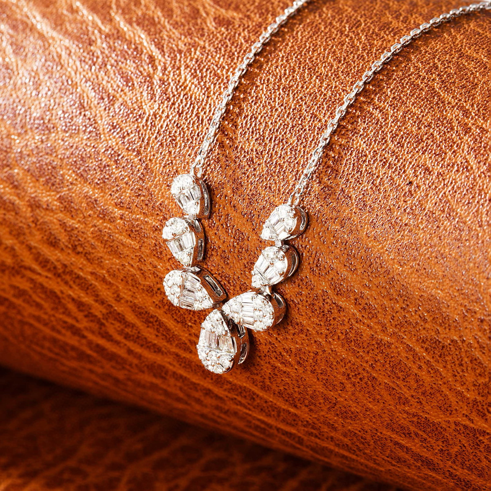14k Gold 0.35 Ctw Natural H Diamond Necklace: Ref:231082172 // gold content:14k gold // main gemstone:diamond // shape:baguette // carat weight:0. 15ct // clarity grade:vs-si // color:h // treatment:natural // // adjacent gemstone 2 : diamond //