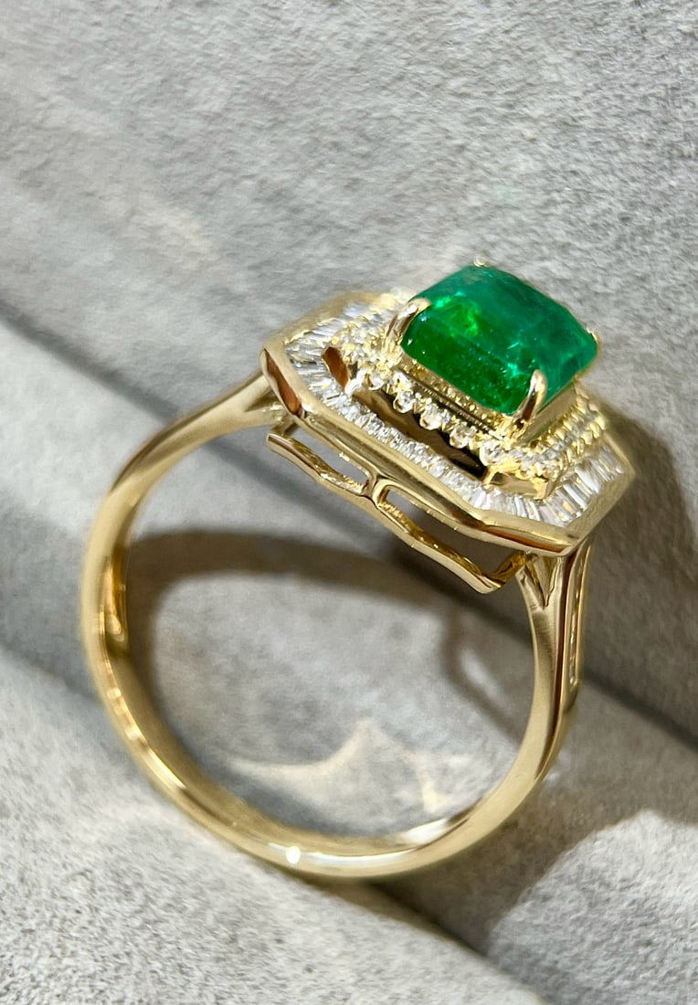 14k Gold 2.84 Ctw Vivid Green Natural Emerald & Diamond Ring - 3