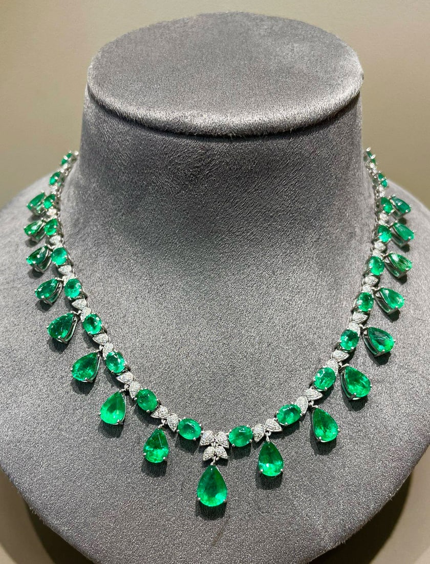 14k Gold 16 Ct Vivid Green Natural Emerald & Diamond Necklace: Ref:231082203 // gold content:14k gold // main gemstone:emerald // shape:multiple // carat weight:16ct // color:vivid green // treatment:natural // // adjacent gemstone 2 : diamond // shape:round // c