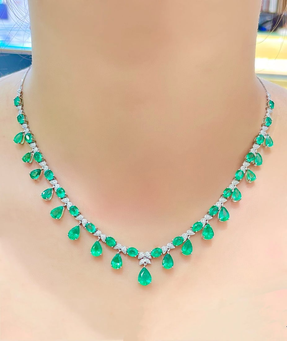 14k Gold 16 Ct Vivid Green Natural Emerald & Diamond Necklace - 6