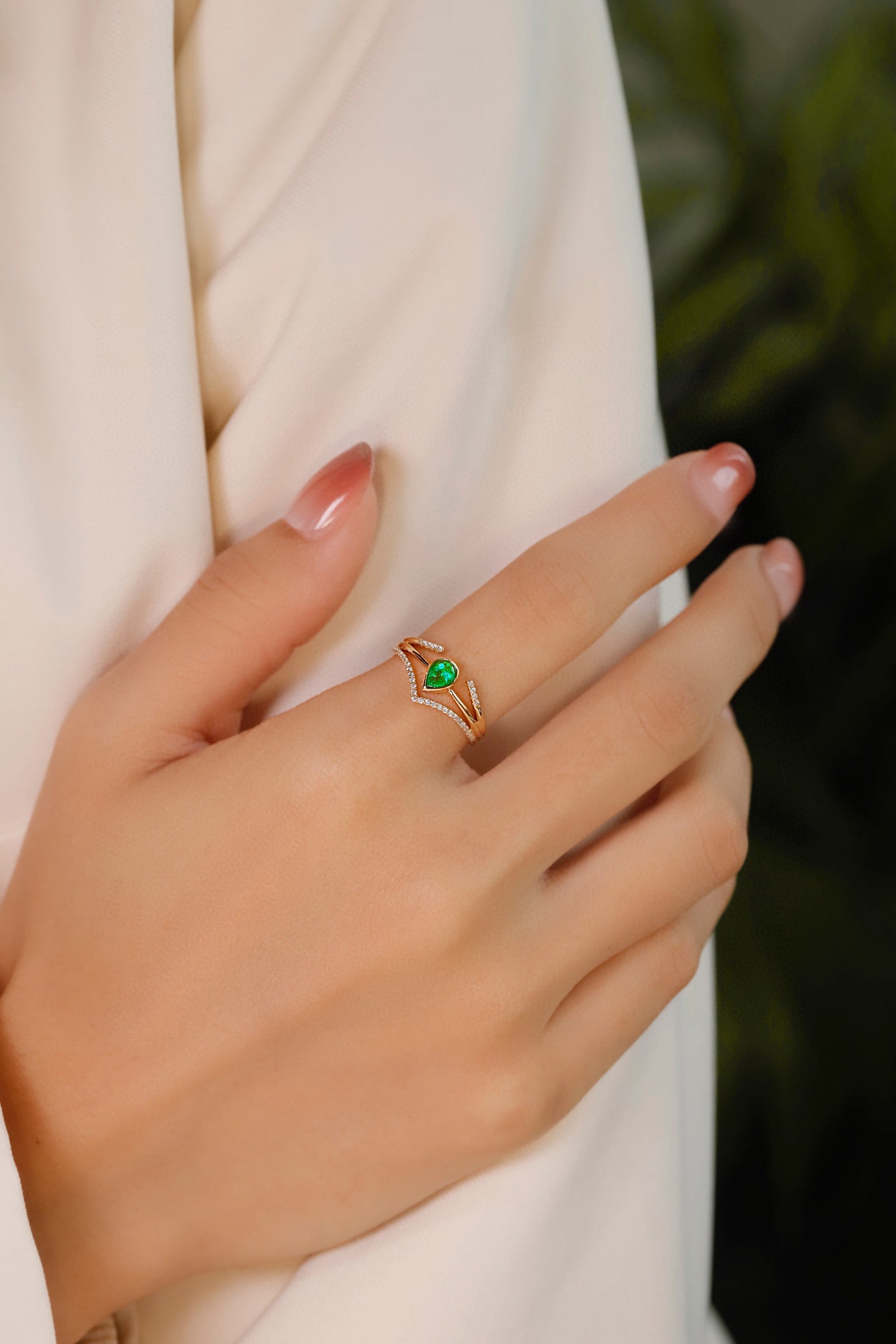 14k Gold 0.37 Ctw Vivid Green Natural Emerald & Diamond Ring - 2